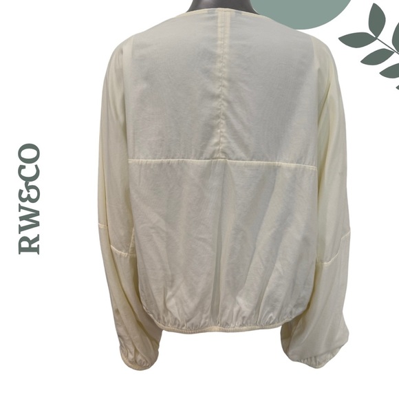 🛍️3/$40 RW&CO Relaxed Fit Long Sleeve V-Neck Top Pale Yellow Blouse Size Medium - Picture 4 of 6